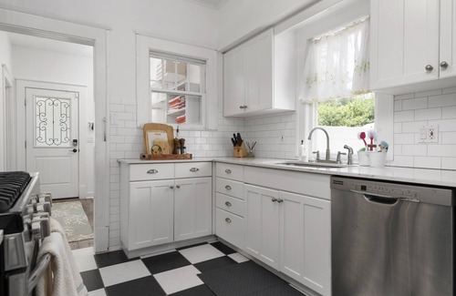 Bayou Oaks Casa | Bright, Airy, Beach Bungalow Near Downtown, St Armands, Longboat! Pet Friendly!