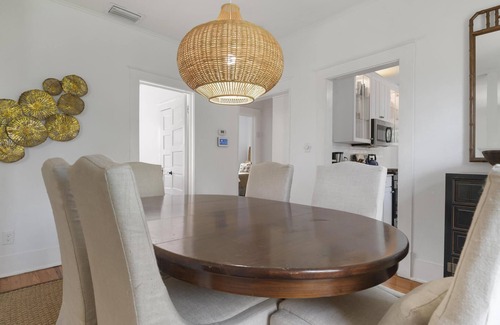 Bayou Oaks Casa | Bright, Airy, Beach Bungalow Near Downtown, St Armands, Longboat! Pet Friendly!