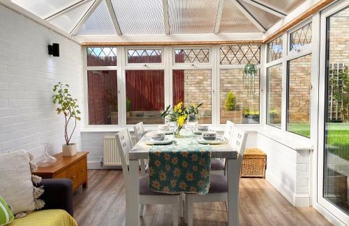 Kettering Casa | Bright, Airy & Beautifully Decorated 3 Bedroom Home