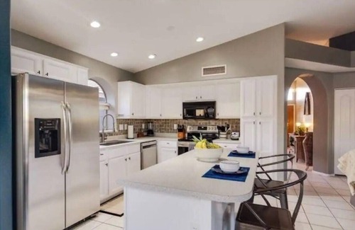 Avondale Casa | Bright & Airy Home: Near Golf, Parks & Attractions