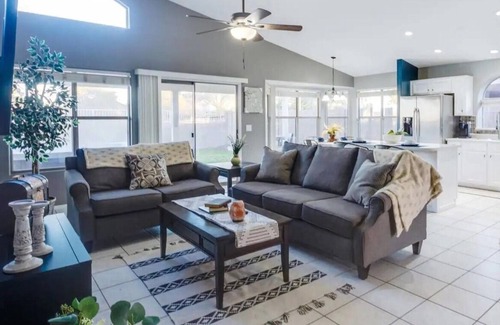 Avondale Casa | Bright & Airy Home: Near Golf, Parks & Attractions