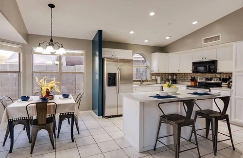 Avondale Casa | Bright & Airy Home: Near Golf, Parks & Attractions
