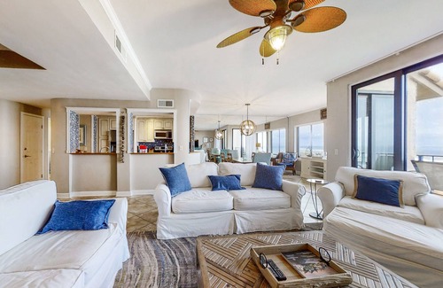 Fernandina Beach Condominio | Bright & airy oceanfront condo with pool, huge balcony, washer/dryer & AC