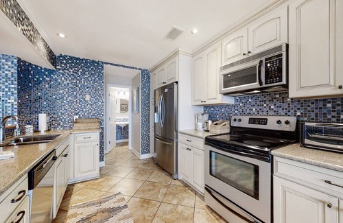 Fernandina Beach Condominio | Bright & airy oceanfront condo with pool, huge balcony, washer/dryer & AC