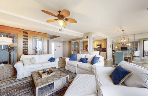 Fernandina Beach Condominio | Bright & airy oceanfront condo with pool, huge balcony, washer/dryer & AC
