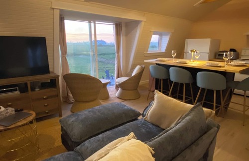 Cape Saint Marys Apartamento | Bright and Airy Ocean View Loft. A few minutes walk to Mavillette beach.