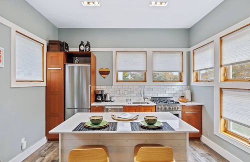 Michigan City Condominio | Bright and airy condo tucked away in the trees of Tryon Farms