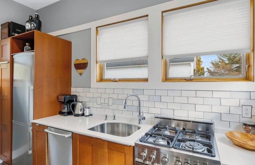 Michigan City Condominio | Bright and airy condo tucked away in the trees of Tryon Farms