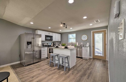Fort Worth Casa | Bright and Airy Home with Yard in Dtwn Fort Worth