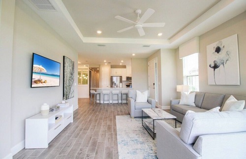 Braden River Casa | Bright and airy waterfront villa in the Esplanade - Sunny Retreat