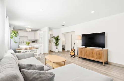 Del Rey Casa | Bright and Beachy Retreat in Marina Del Rey!