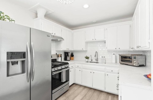 Del Rey Casa | Bright and Beachy Retreat in Marina Del Rey!