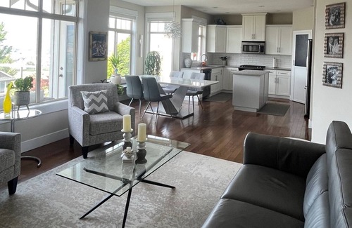 Kamloops Casa | Bright and beautiful 2 bedroom 2 bath, breathtaking views. 3- 4 month stay only