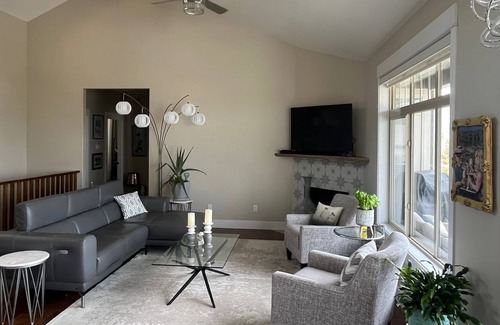 Kamloops Casa | Bright and beautiful 2 bedroom 2 bath, breathtaking views. 3- 4 month stay only