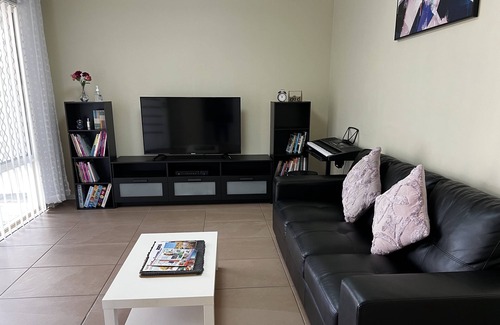 Marangaroo Casa | Bright and beautiful home in Marangaroo, short drive to Perth CBD and beach.