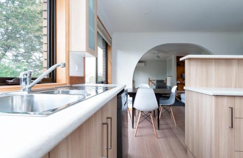 West Launceston Casa | Bright and Beautiful Near the Gorge with Parking