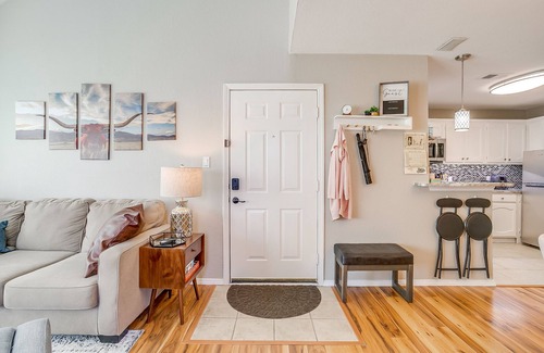 Fort Worth Condominio | Bright and beautifully updated loft condo-GREAT Amenities-30 night min!