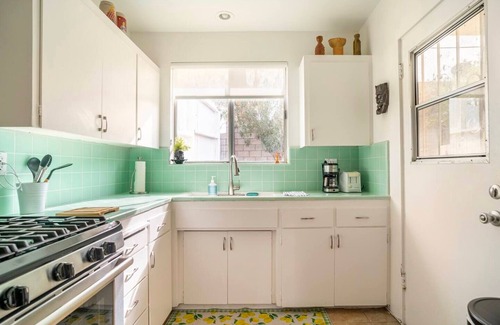 Cathedral City Cove Apartamento | Bright and cheery mid-century modern apartment in the Cove, close to everywhere!