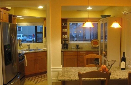 Eastside Santa Cruz Casa | Brillante y colorido - ¡Ideal para familias! Corto paseo a las mejores playas de la ciudad!