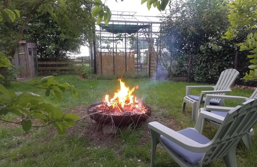 Wedde Casa | Bright and comfortable house, large fenced yard, toys, hiking, wood stove!