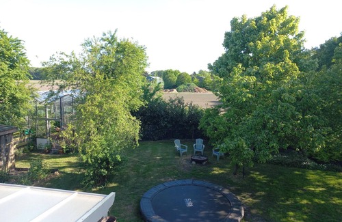 Wedde Casa | Bright and comfortable house, large fenced yard, toys, hiking, wood stove!