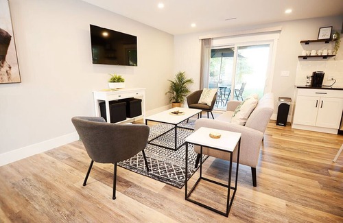 Pincher Creek Casa | Bright and Comfy , Brand New Lower Level Walkout