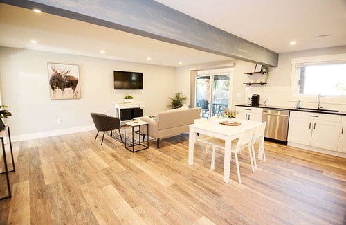 Pincher Creek Casa | Bright and Comfy , Brand New Lower Level Walkout