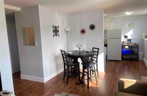 East Kootenay Apartamento | Bright and Cozy 2BR Central Condo W/D Parking