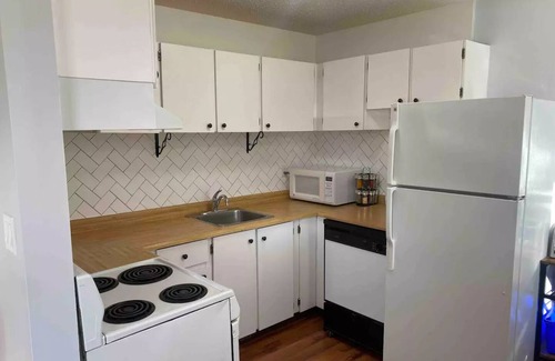 East Kootenay Apartamento | Bright and Cozy 2BR Central Condo W/D Parking