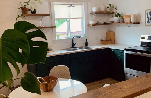 Dauphin Casa | Bright and Cozy Bungalow in Dauphin