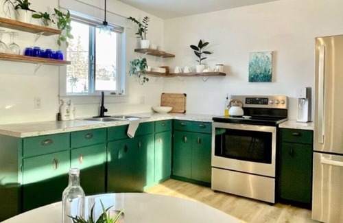 Dauphin Casa | Bright and Cozy Bungalow in Dauphin