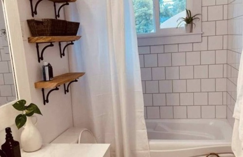 Dauphin Casa | Bright and Cozy Bungalow in Dauphin