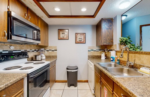 Arlington Condominio | Bright and cozy condo with central AC, enclosed yard, & free wifi