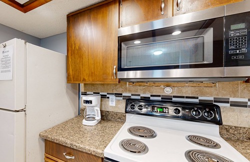 Arlington Condominio | Bright and cozy condo with central AC, enclosed yard, & free wifi