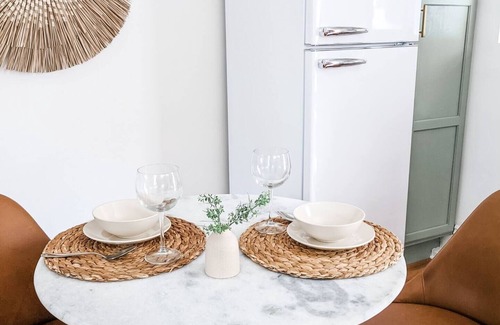 Naples Apartamento | Bright and cozy modern studio steps from the beach