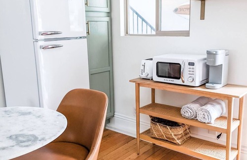 Naples Apartamento | Bright and cozy modern studio steps from the beach