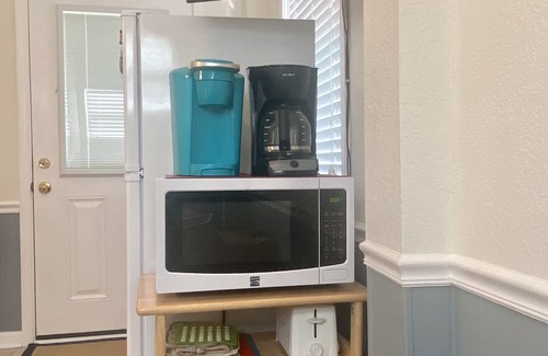 Colington Apartamento | Unidad luminosa y acogedora de dos habitaciones, cerca de la playa y el sonido, ¡perfecta para dos!