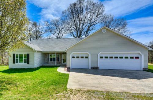 High Point Casa | Bright and Elegant Home in High Point with Deck!