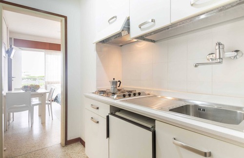 Lignano Sabbiadoro Apartamento | Luminoso y funcional estudio con vistas al mar.