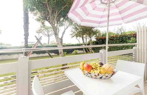 Lignano Sabbiadoro Apartamento | Luminoso y funcional estudio con vistas al mar.