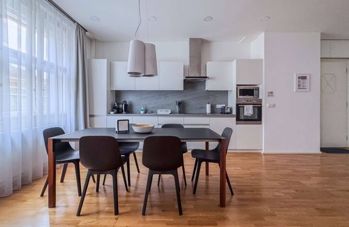 Josefov Apartamento | Bright and Modern 3-Bedroom Apartment in Old Town