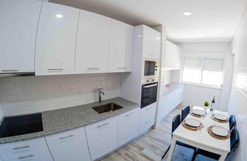 Moita Apartamento | Bright and modern flat with air-con and free parking
