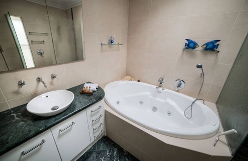 Fitzroy North Casa | Bright and spacious home w/garden and spa bath