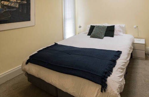 Fitzroy North Casa | Bright and spacious home w/garden and spa bath