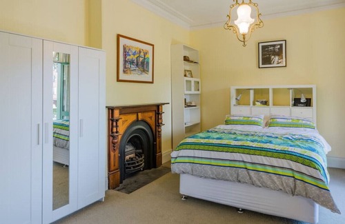 Fitzroy North Casa | Bright and spacious home w/garden and spa bath