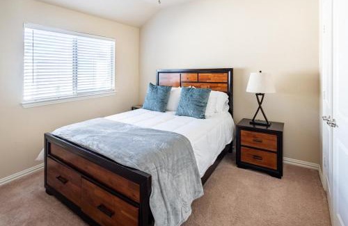 Irving Casa | Bright and Spacious 3 Bedroom Townhome, Minutes from DFW Airport