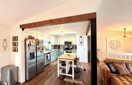 Gresham Casa | Bright and Spacious 4-bed 3-bath house near Mt Hood and the Gorge