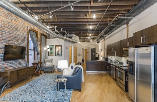Downtown Nashville Casa | Bright and Spacious Condo Only Steps to Broadway + FREE Parking