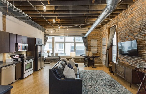Downtown Nashville Casa | Bright and Spacious Condo Only Steps to Broadway + FREE Parking