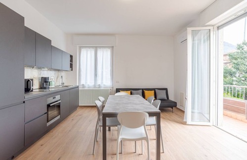 Cesana Brianza Apartamento | Bright Apartment with balcony! Resegone House